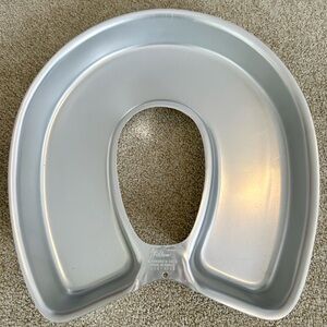 Wilton NWOT winning horseshoe Cake Pan. Never used